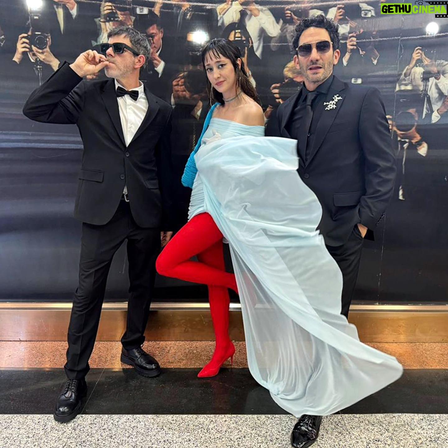 Camila Peralta - 1.6K Likes - Vinimos al Festival Internacional de Shanghai a estrenar ADULTO dirigida por @marianogonzalez.1 producida por @pan.contenidos 🥹
Todo está siendo hermoso y divertido!
Gracias @pamemartinelli por el estilismo soñado y por presentarme al Groso de @_tavogarcia que me hizo este vestido increíble en 3 días 🥰.