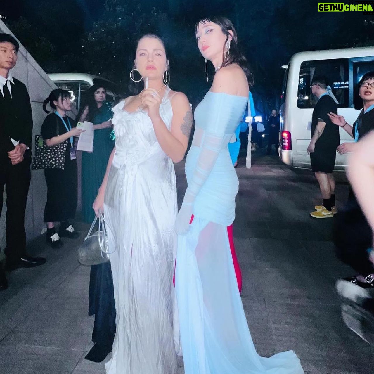 Camila Peralta - 1.6K Likes - Vinimos al Festival Internacional de Shanghai a estrenar ADULTO dirigida por @marianogonzalez.1 producida por @pan.contenidos 🥹
Todo está siendo hermoso y divertido!
Gracias @pamemartinelli por el estilismo soñado y por presentarme al Groso de @_tavogarcia que me hizo este vestido increíble en 3 días 🥰.