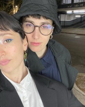 Camila Peralta Instagram - Ayer fue la avant premiere de @puan.pelicula 🥰 fue hermoso verla en el cine con tanta gente! 
Desde el jueves 5 de octubre la pueden ver en un montón de cines, vayan! Esta buenísima! 

Gracias @constanzaperalta1 por ser mi estilista, @anitabalduini mi amiga maquilladora y @carla__scolari la mejor compañía ❤️