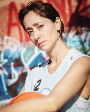 Camila Peralta Instagram - UN TIRO CADA UNO @untirocadauno 
Volvemos a @dumont4040 MIÉRCOLES 20hs
A partir del 10 de abril (si necesitas descuento tenemos unas promos, escribime) 😉 Entradas por @alternativaescena 
Actuo con mis amigas @mmafiachina y @carolinakopelioff 
Nos dirigen @laurasbdar y @aquicompi 
Asistencia y producción @eli_carli 
Vestuario @leozondo 
Iluminación @_.chaco._ 
Y estás fotos barbaras son de @carla__scolari 😍