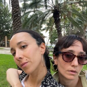 Camila Peralta Instagram - Increíble @festivalcinehabana ❤️ presentamos Clara se pierde en el bosque de @fabbricamila y turisteamos con coki @constanzaperalta1 la mejor hermana del planeta 
El conjunto verde es de la bella @marea.cristal gracias❤️

“casi sin pensar las cosas que voy haciendo parecen un sueño” Pity Alvarez 🥹
Ahora se vuelve a la realidad, que duro.