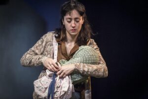 Camila Peralta Instagram - Cuando recién empezaba a estudiar teatro una de las primeras obras que vi fue “llegó la música” en la sala escalada, salí y sentí que realmente quería ser actriz, se lo dije a alguien ese día, ahí estaba sucediendo algo que no podía explicar pero sabía que lo quería, me acuerdo de pensar: ah, esto que pasa en las clases, esto que disfruto tanto y creo que solo es un juego puede convertirse en una obra, puede decir  y hacer sentir un montón de cosas.
Ahora  unos años más tarde soy parte del @colectivoescalada estamos haciendo LOS  ROTOS en @elculturalsanmartin , espero estar a la altura de estos capos compañeros que vienen trabajando juntos hace 10 años, aprendiendo estoy, eso seguro. 
Ojalá alguna joven estudiante de teatro vea esta obra y sienta lo que yo sentí este día.
Jueves 20hs 
Viernes y sábados 21:30hs
Entradas re baratas en tuentrada.com
❤️