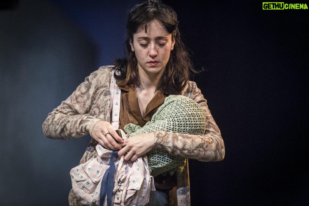 Camila Peralta - 775 Likes - Cuando recién empezaba a estudiar teatro una de las primeras obras que vi fue “llegó la música” en la sala escalada, salí y sentí que realmente quería ser actriz, se lo dije a alguien ese día, ahí estaba sucediendo algo que no podía explicar pero sabía que lo quería, me acuerdo de pensar: ah, esto que pasa en las clases, esto que disfruto tanto y creo que solo es un juego puede convertirse en una obra, puede decir y hacer sentir un montón de cosas.
Ahora unos años más tarde soy parte del @colectivoescalada estamos haciendo LOS ROTOS en @elculturalsanmartin , espero estar a la altura de estos capos compañeros que vienen trabajando juntos hace 10 años, aprendiendo estoy, eso seguro.
Ojalá alguna joven estudiante de teatro vea esta obra y sienta lo que yo sentí este día.
Jueves 20hs
Viernes y sábados 21:30hs
Entradas re baratas en tuentrada.com
❤️