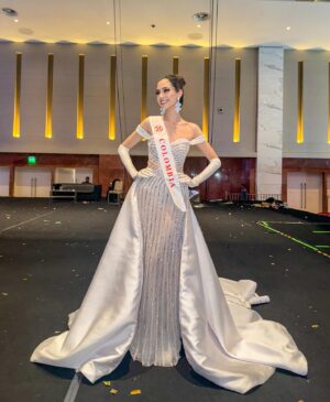 Camila Pinzón Instagram - Te amo Colombia gracias por darme el honor de honrar tu nombre ante el mundo 🌍 Primera foto en medio de las emociones de gratitud 😄.
-
Vestido: @fernando_marinm  y @crystalsbypreciosa 
Aretes: @byvizcarra