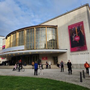 Camilla Thulin Instagram - Föreställning tre La Cage aux Folles #lacageauxfolles på @komischeoperberlin #komischeoperberlin just nu på Schiller-Theater, saknade min vän Jan Malmsjö #janmalmsjö Dagens #middag självklart en #wienershnitzel #berlin #deutchland #tyskland #germany