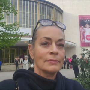Camilla Thulin Instagram - Föreställning tre La Cage aux Folles #lacageauxfolles på @komischeoperberlin #komischeoperberlin just nu på Schiller-Theater, saknade min vän Jan Malmsjö #janmalmsjö Dagens #middag självklart en #wienershnitzel #berlin #deutchland #tyskland #germany
