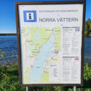 Camilla Thulin Instagram - Stockholm/Karlsborg t/r 24h. Sällskapade maken till vackra #karlsborg för promenera kring #vättern och #götakanal en ljuvlig sommarstad. Maken besökte #karlsborgsregemente och Musse och jag promenerade runt i den ljuva grönskan. Karlsborg, väl värt en omväg!