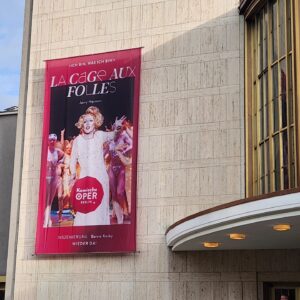 Camilla Thulin Instagram - Föreställning tre La Cage aux Folles #lacageauxfolles på @komischeoperberlin #komischeoperberlin just nu på Schiller-Theater, saknade min vän Jan Malmsjö #janmalmsjö Dagens #middag självklart en #wienershnitzel #berlin #deutchland #tyskland #germany