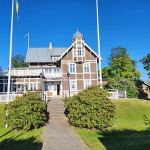 Camilla Thulin Instagram - Stockholm/Karlsborg t/r 24h. Sällskapade maken till vackra #karlsborg för promenera kring #vättern och #götakanal en ljuvlig sommarstad. Maken besökte #karlsborgsregemente och Musse och jag promenerade runt i den ljuva grönskan. Karlsborg, väl värt en omväg!