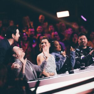 Camille Combal Instagram - Mes progrès en danse sont renversants !
Soyez prêts…🕺