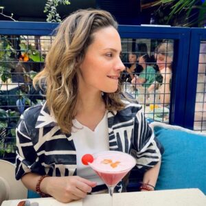 Camille De Pazzis Instagram - Cocktail Rose et Fraise Tagada 🍸 🌹#cocktail#pink