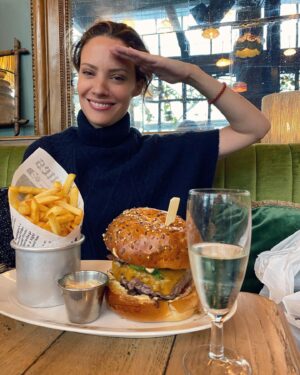 Camille De Pazzis Instagram - #champagne&burger 🤗🥂 🍔#sunday#brunch #ondeck #burger#frenchfries #decor #restaurant