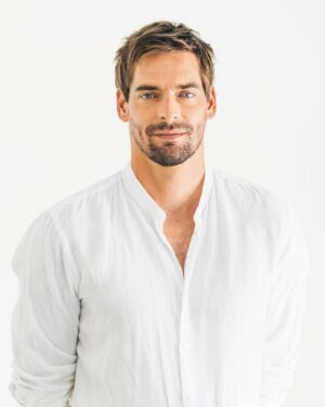 Camille Lacourt Instagram - J’ai fait mes plus belles poses de gendre idéal 🤷🏼 
#newshoot