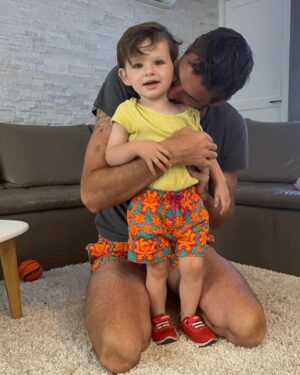 Camille Lacourt Instagram - Habillé comme papa ! 
J’aime tellement voir sa joie quand on s’habille pareil 😍
Le genre de petit bonheur qui réchauffe le cœur ❤️ 

@air_jordan_official 
@vilebrequin