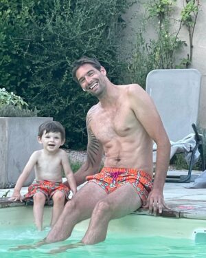 Camille Lacourt Instagram - Habillé comme papa ! 
J’aime tellement voir sa joie quand on s’habille pareil 😍
Le genre de petit bonheur qui réchauffe le cœur ❤️ 

@air_jordan_official 
@vilebrequin