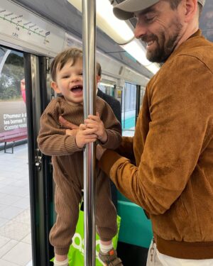 Camille Lacourt Instagram - Maman : « Oh regarde il veut être un pompier ! »
Papa : « Laisse tomber il sera strip teaser ».
Ok 🤷🏻‍♀️🤷🏻‍♂️