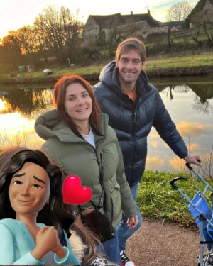 Camille Lacourt Instagram - Balade en famille sur le bord du canal en Bourgogne ❤️
Que j’aime ces moments où plus rien ne compte à part partager l’instant présent avec les amours de ma vie ❤️

Merci à Jazz pour la beauté des paysages