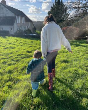 Camille Lacourt Instagram - Mes yeux ne connaissent rien de plus beau. 
(Ma fille emmène son frère voir les poules et il les appelle en criant CotCot )
Bon week-end et plein de bonheur à vous !