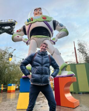 Camille Lacourt Instagram - Un bonheur "Vers l’infini et au-delà" 😊
Merci @disneylandparis 

De nouveaux souvenirs indélébiles avec mon amoureuse et ma fille d’amour !

Chaque fois que je suis devant ce château de princesse, je retrouve mes 13 ans ( et quelques 😅 ) et je m’émerveille de ce monde féerique.

Merci pour le kiff