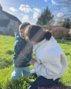 Camille Lacourt Instagram - Mes yeux ne connaissent rien de plus beau. 
(Ma fille emmène son frère voir les poules et il les appelle en criant CotCot )
Bon week-end et plein de bonheur à vous !