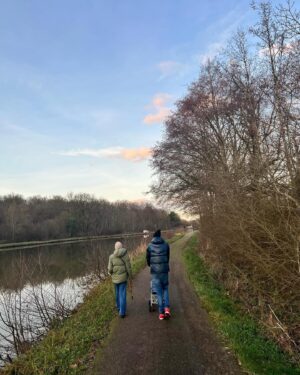 Camille Lacourt Instagram - Balade en famille sur le bord du canal en Bourgogne ❤️
Que j’aime ces moments où plus rien ne compte à part partager l’instant présent avec les amours de ma vie ❤️

Merci à Jazz pour la beauté des paysages