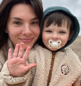 Camille Lacourt Instagram - Hier nous avons soufflé une bougie supplémentaire ensemble.
Je te souhaite un heureux anniversaire et comme cadeau je te propose de vivre encore d’innombrables et d’inoubliables moments ensemble.
Je t’aime @alice_deto 
Merci d’être dans ma vie, d’être forte, intelligente, inspirante, aimante.
D’être une maman formidable, une belle maman fantastique et mon binôme de vie 🎂❤️