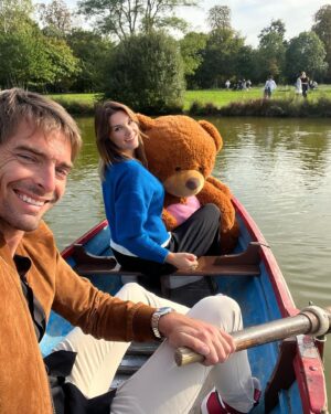 Camille Lacourt Instagram - Chaque année mes yeux se remplissent de fierté et de larmes quand j’ai la chance de voir @rubanroseofficiel défiler sur la plus belle avenue du monde!
Le mois d’octobre a depuis quelques années une importance particulière pour nous!
Je suis si fier de mon ❤️ @alice_deto et nous le sommes tous!
Mesdames, on n’oublie pas d’aller voir le docteur,
Messieurs, on n’oublie pas d’y aller avec elles 😍

#octobrerose