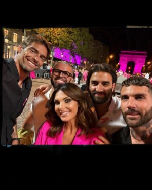 Camille Lacourt Instagram - Chaque année mes yeux se remplissent de fierté et de larmes quand j’ai la chance de voir @rubanroseofficiel défiler sur la plus belle avenue du monde!
Le mois d’octobre a depuis quelques années une importance particulière pour nous!
Je suis si fier de mon ❤️ @alice_deto et nous le sommes tous!
Mesdames, on n’oublie pas d’aller voir le docteur,
Messieurs, on n’oublie pas d’y aller avec elles 😍

#octobrerose