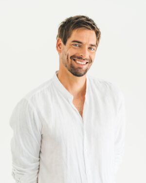 Camille Lacourt Instagram - J’ai fait mes plus belles poses de gendre idéal 🤷🏼 
#newshoot