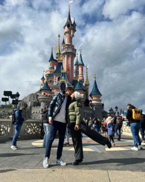 Camille Lacourt Instagram - Un bonheur "Vers l’infini et au-delà" 😊
Merci @disneylandparis 

De nouveaux souvenirs indélébiles avec mon amoureuse et ma fille d’amour !

Chaque fois que je suis devant ce château de princesse, je retrouve mes 13 ans ( et quelques 😅 ) et je m’émerveille de ce monde féerique.

Merci pour le kiff