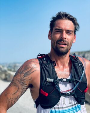 Camille Lacourt Instagram - Le visage de la peur 🫣 Dans 2 semaines je me lance dans un swimrun aux côtés du numéro 1 mondial @hugo_newcal 
Voilà voilà 💩