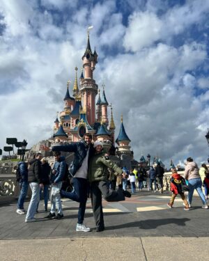 Camille Lacourt Instagram - Un bonheur "Vers l’infini et au-delà" 😊
Merci @disneylandparis 

De nouveaux souvenirs indélébiles avec mon amoureuse et ma fille d’amour !

Chaque fois que je suis devant ce château de princesse, je retrouve mes 13 ans ( et quelques 😅 ) et je m’émerveille de ce monde féerique.

Merci pour le kiff