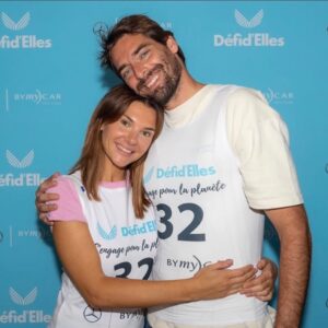 Camille Lacourt Instagram - - "Pourquoi s’infliger ça ? "
C’est la question que m’a posé ma grand mère, avec un sourire remplie d’amour.
- "Car c’est trop bon de se sentir si vivant "
C’est la réponse que je lui ai donné.

Et depuis j’y pense.
Pourquoi se lancer des défis, pourquoi essayer d’aller plus vite, plus loin, plus haut?
Car on l’a décidé! 

Contrairement au coup dur de la vie que l’on surmonte sans autre option possible, le défi d’elle nous mets une superbe claque et on tend l’autre joue car on veut être là.

Il y a quelques mois, de nombreux binômes ne pouvaient rêver de se dépasser pour le plaisir, ils devaient penser aux traitements, à mettre ko cette fichue maladie.
Et la semaine dernière vous avez franchie des montagnes, en vélo et en courant…

Mon respect pour vous est immense. Sous l’arche d’arrivée c’est la victoire qui a pris résidence.

Merci à mon binôme de vie et de sport @alice , bravo et merci de me permettre de te voir avec autant d’admiration, merci de m’avoir permis d’être le premier homme à participer à défi d’elle, (j’en suis trop fier) , merci de partager cette philosophie de vie qui nous permets de toujours vouloir devenir meilleur en tant que personne. 

Je suis trop fier de toi