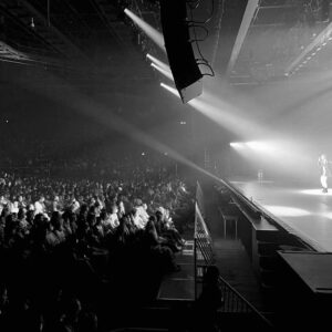 Camille Schneyder Instagram - La 4ème semaine du Versus Tour s’est terminée hier soir à Angers 🔥 Vous vous rendez compte que c’était déjà la 14ème date de la tournée? 😧 Ça passe trop vite mais c’est que de l’amour et du kiff ❤️

Petit throwback de ces quelques semaines de folie ✨

Ps: swipe jusqu’à la fin si tu veux savoir ce que font les musiciens lors de mes répétitions (fallais pas me prendre mon téléphone 😇)