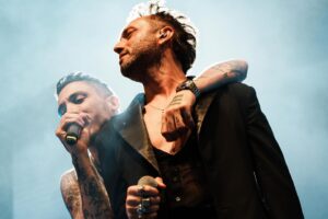 Can Bonomo Instagram - Yeni albümümüz "Kara Konular"ın ilk konserini çaldık dün akşam. Benim güzel ekibim, canım ailem; her aklıma eseni yapmama olanak tanıdığınız ve her şeyden önce bana inandığınız için size çok teşekkür ederim. Ellerinize, gönlünüze sağlık. Var olun ❤️‍🩹 Daha dumanı üzerinde şarkıları hep bir ağızdan, ezbere söyleyen Rock'n Rolla dostlara ve şeflerime teşekkür ederim. Sizinle güzel bu şarkılar. Eksik olmayın sakın... ❤️‍🩹Canım Mabel, Sevgili Nova, yıllar sonra ne kadar güzel hatırlayacağız bu geceyi. Canımıza değsin. ❤️‍🩹 Nice güzel şarkılarla, nice güzel konserlerde gülüşmek üzere! Teşekkürleerr, teeeşekkürleeerrr... 🏴‍☠️📸 : @stormlit