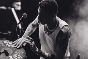 Can Bonomo Instagram - Yeni albümümüz "Kara Konular"ın ilk konserini çaldık dün akşam. Benim güzel ekibim, canım ailem; her aklıma eseni yapmama olanak tanıdığınız ve her şeyden önce bana inandığınız için size çok teşekkür ederim. Ellerinize, gönlünüze sağlık. Var olun ❤️‍🩹 Daha dumanı üzerinde şarkıları hep bir ağızdan, ezbere söyleyen Rock'n Rolla dostlara ve şeflerime teşekkür ederim. Sizinle güzel bu şarkılar. Eksik olmayın sakın... ❤️‍🩹Canım Mabel, Sevgili Nova, yıllar sonra ne kadar güzel hatırlayacağız bu geceyi. Canımıza değsin. ❤️‍🩹 Nice güzel şarkılarla, nice güzel konserlerde gülüşmek üzere! Teşekkürleerr, teeeşekkürleeerrr... 🏴‍☠️📸 : @stormlit