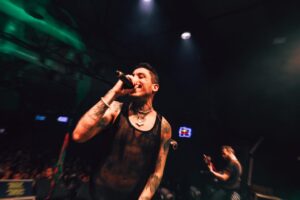 Can Bonomo Instagram - Sar hüzünleri başa
Doldu kalbimiz taşar
Kimse bakmaz gözündeki yaşa
Genç ölüp hızlı yaşa.. ❤️‍🩹

📷: @beeeeeeegum