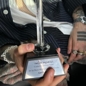 Can Bonomo Instagram - Bu ödülü almadan 4 dakika önce sırtımda oğlumla yokuş tırmandığım için güzel bir teşekkür konuşması yapamadım. Çok seviyorum Boğaziçi Üniversitesi'ni. On sene kadar önce başlattığımız "OTM" ile birlikte bizim de okulumuz oldu orası. Puanını tutturamadık ama öğrencileriyle müthiş bir iletişim tutturduk yıllar içerisinde. "Kara Konular"ı kaydederken arayı açmış olduğumuzu fark ettim bugün. Özlemişim okulumuzu. Bu değerli ödülü bana layık gördüğünüz için size çok teşekkür ederim dostlar. Kazanan arkadaşlarımı ve tüm adayları ayrı ayrı tebrik ederim. Bugün benim doğum günüm. Şahane bir hediye oldu bu. Pastam için ayrıca teşekkür ederim :)