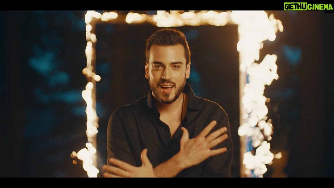 Can Sarp İkiler - 3 Likes - #acıbiber İlk single, ilk heyecan! İçten severek yaptık enerjisine çok inandık.
@mustafasandal24 der ki “her şey yalan şarkı gerçek”. Bu şarkı için de ne kadar teşekkür etsem az. Hadi o zaman “bu gece kaçsın bütün uykular!”🌶
Söz/Müzik: @mustafasandal24
Klip Yönetmen: @ecemgunn
Koreograf/Cast: @zafertunch
Görüntü Yönetmeni: @velikuzlu
Edit: @cisembaydar
Color: @thepostbrothers
Styling: @cerenaliststyling
Saç/Makyaj: @sezginmilik
Stüdyo: @hazelmusicco
Yapım: Yada Müzik
@vestel @concept_istanbul @dmccomtr