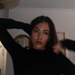Candela González Instagram - Como volver a empezar 
Todo es nuevo. Todo
Lo estreno cada día con la ilusión
De la niña que espera
Ante cada instante 
Aunque tú no estés y yo tampoco, hablo
Dialogo con los momentos 
Hago esta habitación grande aunque 
Mi cuerpo no quepa lo intento 
Me busco en aquella noche y 
Hay oscuridad, el ruido del vacío 
Pero el brillo de unos ojos
Que observan
Me protegen de no saber
Dónde estoy 

Se difumina la niebla de los años 
Me encuentro al final de la sala (recap)