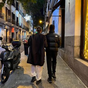 Candela González Instagram - Como volver a empezar 
Todo es nuevo. Todo
Lo estreno cada día con la ilusión
De la niña que espera
Ante cada instante 
Aunque tú no estés y yo tampoco, hablo
Dialogo con los momentos 
Hago esta habitación grande aunque 
Mi cuerpo no quepa lo intento 
Me busco en aquella noche y 
Hay oscuridad, el ruido del vacío 
Pero el brillo de unos ojos
Que observan
Me protegen de no saber
Dónde estoy 

Se difumina la niebla de los años 
Me encuentro al final de la sala (recap)