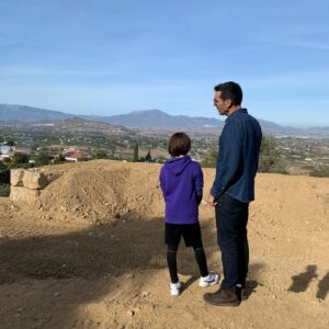 Candela González Instagram - Como volver a empezar 
Todo es nuevo. Todo
Lo estreno cada día con la ilusión
De la niña que espera
Ante cada instante 
Aunque tú no estés y yo tampoco, hablo
Dialogo con los momentos 
Hago esta habitación grande aunque 
Mi cuerpo no quepa lo intento 
Me busco en aquella noche y 
Hay oscuridad, el ruido del vacío 
Pero el brillo de unos ojos
Que observan
Me protegen de no saber
Dónde estoy 

Se difumina la niebla de los años 
Me encuentro al final de la sala (recap)