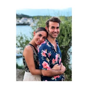 Candela Serrat Instagram - La fortuna de compartir nuestra vida, nuestros sueños, nuestra familia (con creación de seres humanos fantásticos incluidos), nuestros amigos, gustos, deseos, trabajo, frustraciones, ideales, cama, hogar, piel, risa y lágrimas con mi mejor amigo. 
No entiendo mejor suerte que esa. 
Felices 47 amor mío. ♥️

#japibarrytuyumailof #happythankyoumoreplease