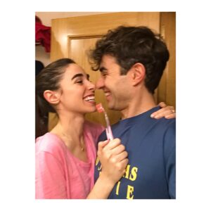 Candela Serrat Instagram - 8 años del regalo que más ilusión me ha hecho nunca: un cepillo de dientes. 
Demostrando que lo importante no es el objeto (ni el foco claramente), si no el lugar. ♥️

Por el ♾️ y mucho más allá @danimuriel . 
T’estimu fort. 

#happythankyoumoreplease