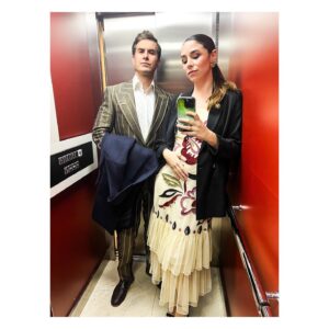 Candela Serrat Instagram - 🎭 32 edición de los premios de la @uniondeactores 🎭

Siempre es una buena noche la que podemos celebrar y apoyar a todos los amigos y compañeros. 
Y la más suertuda servidora, que se llevó el mejor premio a casa en un traje de rayas. 😏❤️‍🔥

Segunda piel para dos de @iscomingofficial_ @valytyplace @mdepaulet 🍬

#premiosuniondeactores #happythankyoumoreplease
