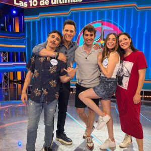 Candela Serrat Instagram - Felisss como una lechuguesa 🥬

Estos días en @25palabrastv han sido lo más, por las risas, por el equipo, por el trato y por la compañía. 

Gracias @telecincoes @galvezchristian @fenixmediaaudiovisual @guardiolarafa @mediasetcom  por todo ello, y gracias inmensas a mi amiga @lpinana por juntar a la pandilla como amuleto de la suerte. 
Feliz viaje amiga. Vas a estar excelsa ✨

@alexcallejac a por todas!

#dreamteam 
#happythankyoumoreplease 

🥻by @desigual @victoria_shoes @finallypress