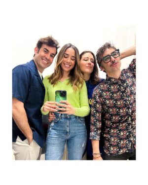 Candela Serrat Instagram - Aquí mi equipo isla desierta ideal. Pasaríamos muchísima hambre pero nos reiríamos un rato! 
Y @25palabrastv lo sabe... 😏🦜

Nos vemos esta tarde en @telecincoes 💥 Gracias @fenixmediaaudiovisual @mediasetcom @galvezchristian y a @lpinana porque sabe que con ellos… al fin del mundo y más allá. Vamos @alexcallejac !! 

#estatarde #25palabras #happythankyoumoreplease