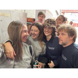 Candela Serrat Instagram - El lunes se emitirá el último capítulo de Servir y Proteger. 

Tengo tantas cosas que agradecer y que decir… 
…todo irá saliendo…

Por el momento ellos. 
Mi familia fuera de casa. 

•THE GABRIEL’s•

Os amo muy fuerte. 

Pero ahora mismo me siento como Rachel antes de ir a Paris. No puedo despedirme de Ross porque me es imposible resumir todo lo que quiero deciros. 

Y, como aunque no se emita, seguimos siendo familia y hemos quedado esta semana para unas cañas. Ahí ya os lo digo todo… 🫀😜🫀

#serviryprotegertve #wearefamily #happythankyoumoreplease
