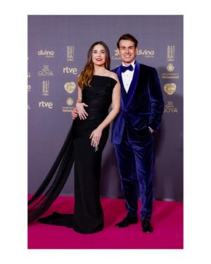 Candela Serrat Instagram - GOYAS 38 edición 🖤

Gracias @academiadecine por invitarnos a celebrar un año más la gran noche del cine español. 
Fantasía absoluta poderlo disfrutarla a la verita de este guapísimo académico de azul pucelano que se la gozó presentando un premio en su tierra. 
Siempre de tu mano @danimuriel , eres el mejor equipo.

Felicidades @dypcomunicacion  por otro año impecable. 
Y que viva el cine español! 🙌🏻🖤

~~~~

Y Detrás de una buena noche siempre hay un fantástico equipo, y yo tengo uno insuperable. 

Segunda piel de @luisberrendero 
de su colección “Midnight at the Carlyle” que abre hoy la semana de la moda complementando con joyas de @messika y accesorios se @martinellishoes 🖤

Luis; no tengo cómo agradecerte que te liaras la manta a la cabeza conmigo con todo el trabajo que tenías para abrir la expo de hoy. Gracias. 
Eres un ser absolutamente maravilloso y espero que te quedes en mi vida mucho tiempo 🖤

Gracias Luis y gracias siempre @capelliercapellier . Te adoro Ana. Eres el demasié que necesito.🖤

Y #makeup de @marianebrera para @lancomeofficial @beautyexpertlancome 🖤 María! Te adoro taaaaaaan fuerte… es increíble lo fácil que es contigo todo. Contigo quietísima hasta el fin del mundo. 

Gracias @borjadlv por estar cerquita siempre 🖤

Y mil gracias @olivia_beyondthetalent porque disfrutar  contigo es muchísimo mejor que sin ti. 🖤

#goyas2024 #goyas38edicion  #vivaelcineespañol #happythankyoumoreplease