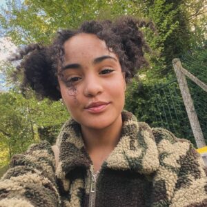 Candice Vernet Instagram - Ma vie en ce moment 🤍
1- être sur scène 
2-recevoir des fleurs 
3-être sur scène….avec intensité 
4-être moi 
5- être avec les plus beaux (Helena est si belle sur cette photo)
6- faire des vlogs 
7- être inspirée…♥️